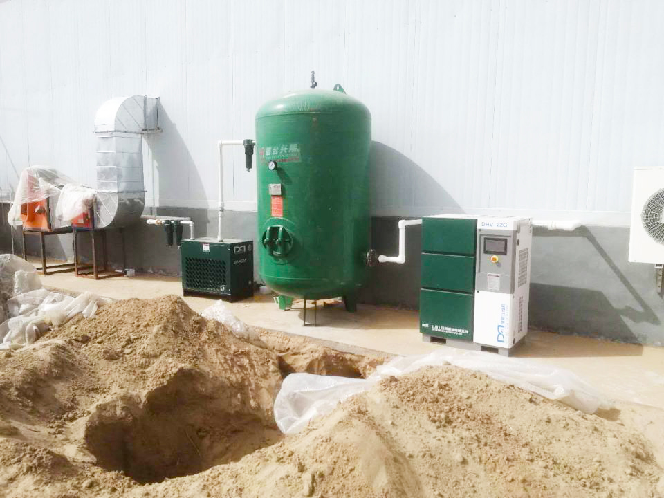 新疆某生物制藥科技公司采購德蒙油冷永磁變頻22KW固定螺杆機案例